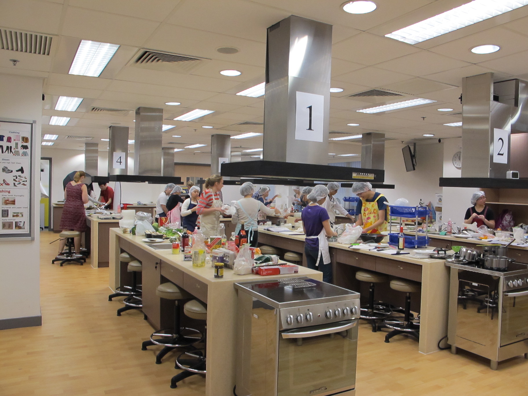 Feeding Hong Kong – Prepare nutritious, simple and low budget cookbook for the needy - Photo - 1