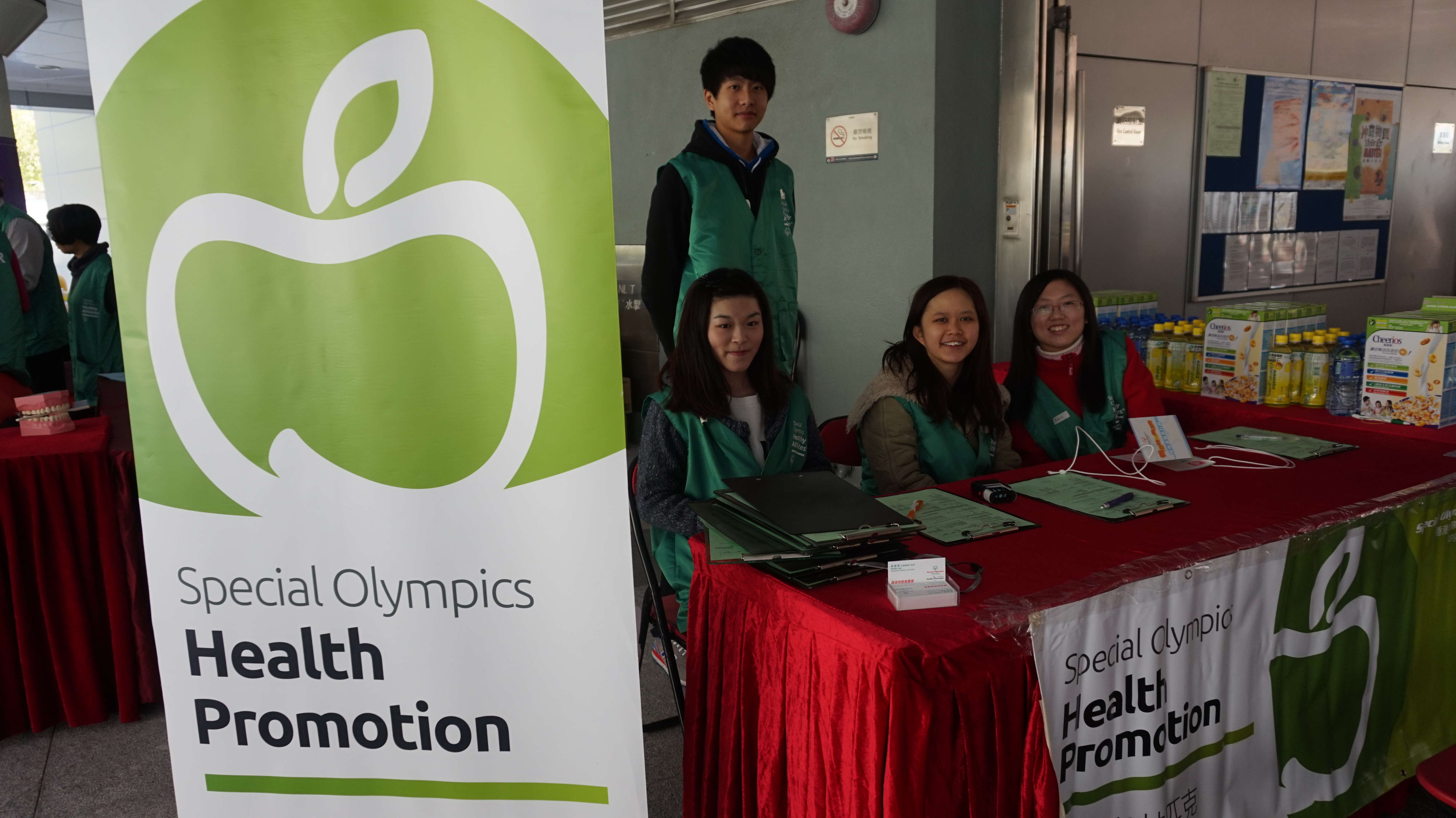Volunteering in the Hong Kong Special Olympic Healthy Athletes Programme, Health Promotion - Photo - 3