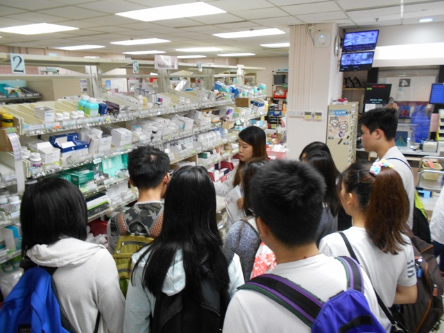 Looking inside the Pharmacy Department of a Public Hospital - Photo - 1