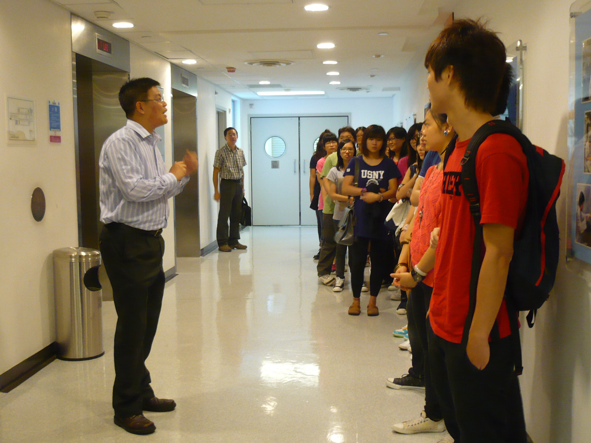 Visit to Laboratories of HKU  (for Year 1 Students of the Higher Diploma in Medical and Health Products Management Programme) - Photo - 5