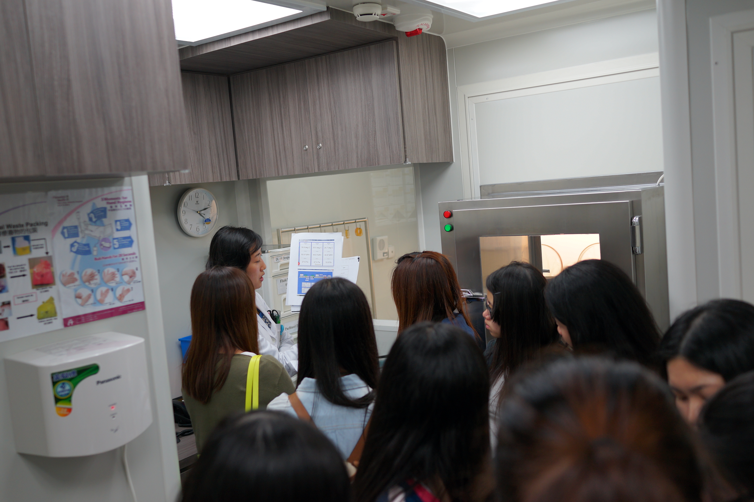 Visit to the Pharmacy Department of Hong Kong Adventist Hospital - Photo - 1