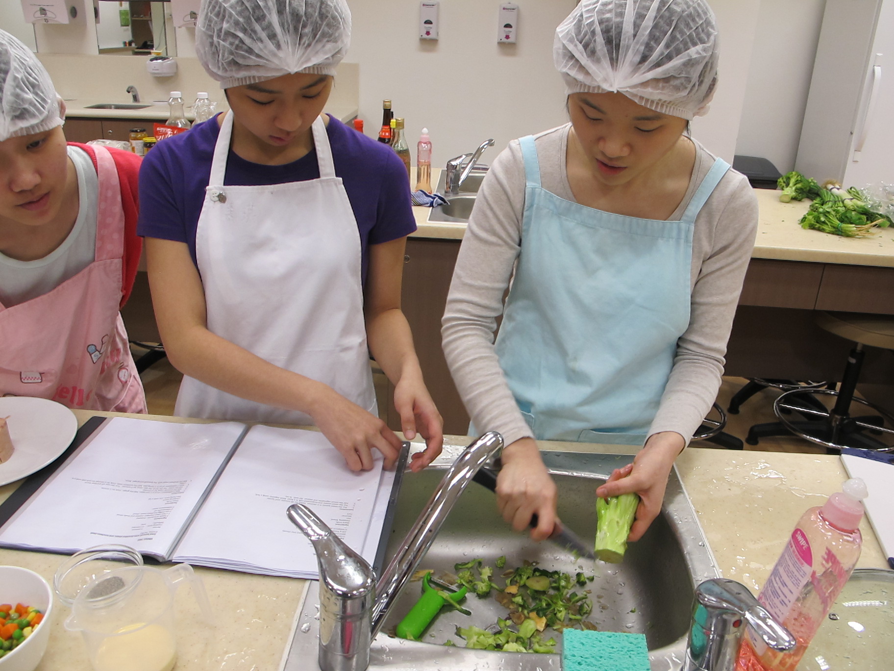 Feeding Hong Kong – Prepare nutritious, simple and low budget cookbook for the needy - Photo - 63