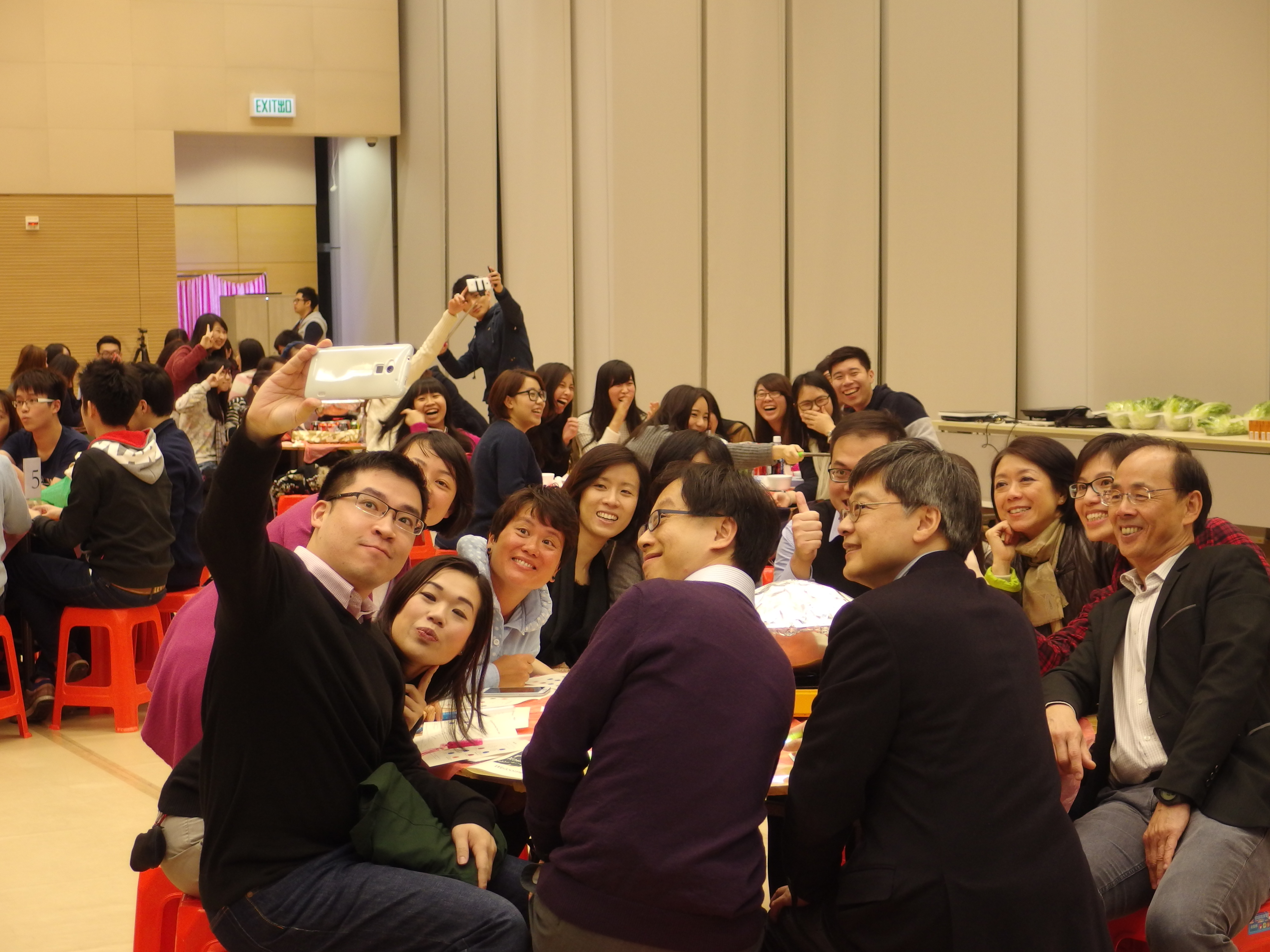Alumni Homecoming Dinner 2014-2015 : Eating Poon Choi at College Hall - Photo - 5