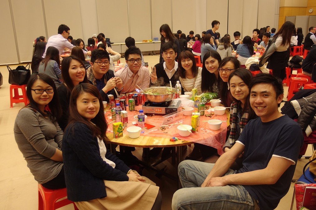 Alumni Homecoming Dinner 2014-2015 : Eating Poon Choi at College Hall - Photo - 3